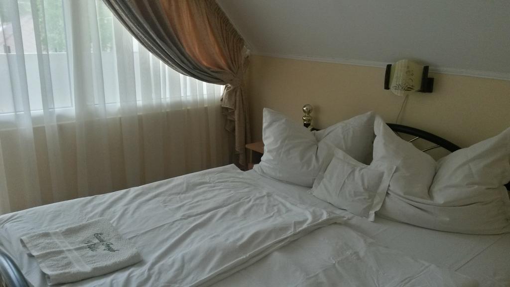 Hotel Ezust Fenyo Vendeghaz Siófok Exterior foto
